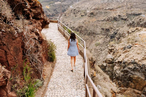 Mujer Caminando Por Sendero Través Acantilados Volcánicos Gran Canaria —  Fotos de Stock