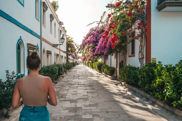 Joven Turista Caminando Por Pintoresco Pueblo Gran Canaria Islas Canarias —  Fotos de Stock