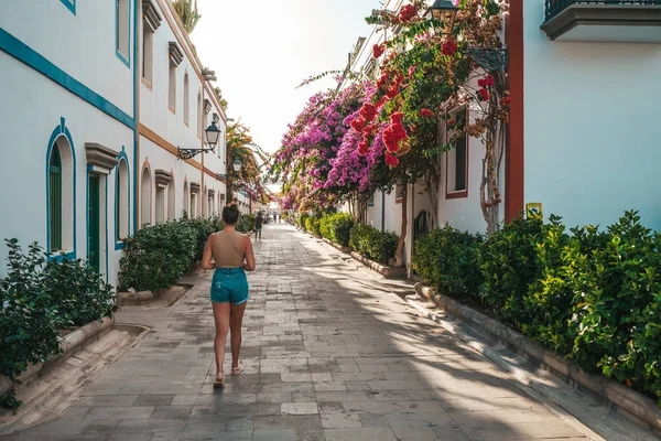 Joven Turista Caminando Por Pintoresco Pueblo Gran Canaria Islas Canarias —  Fotos de Stock