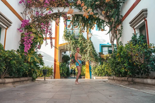 Joven Turista Caminando Por Pintoresco Pueblo Gran Canaria Islas Canarias —  Fotos de Stock