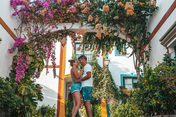 Pareja Heterosexual Luna Miel Pintoresco Pueblo Gran Canaria Islas Canarias —  Fotos de Stock