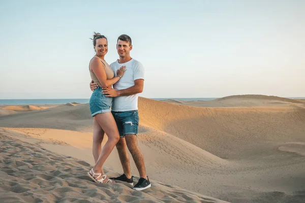 Parejas Jóvenes Luna Miel Visitan Desierto Maspalomas Gran Canaria Islas —  Fotos de Stock