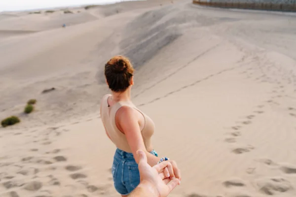 Turista Sosteniendo Mano Pareja Desierto Maspalomas Gran Canaria Islas Canarias —  Fotos de Stock