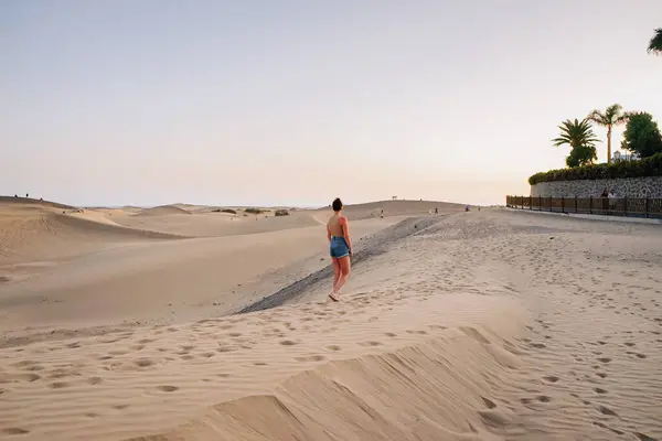 Turysta Pustyni Maspalomas Gran Canarii Wyspy Kanaryjskie Hiszpania — Zdjęcie stockowe