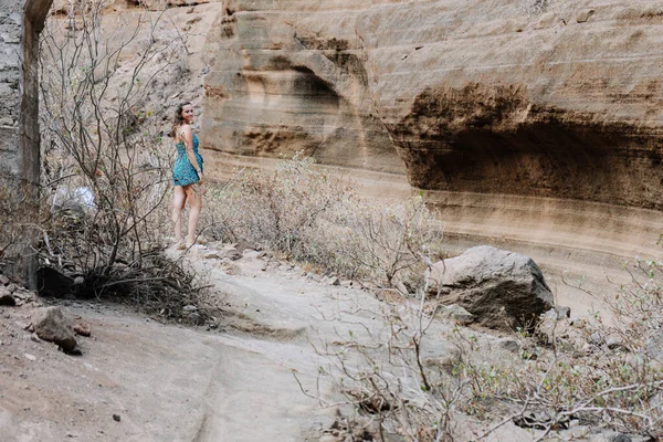 Жінка Йде Повз Сухий Каньйон Гран Канарії — стокове фото