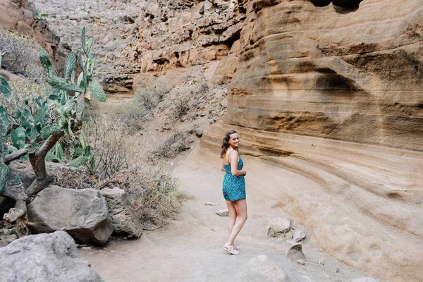 Жінка Йде Повз Сухий Каньйон Гран Канарії — стокове фото