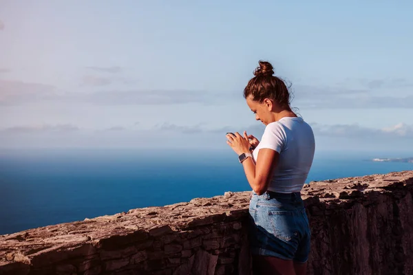 Nómada Digital Trabajando Teléfono Mientras Está Punto Vista Para Ocean —  Fotos de Stock