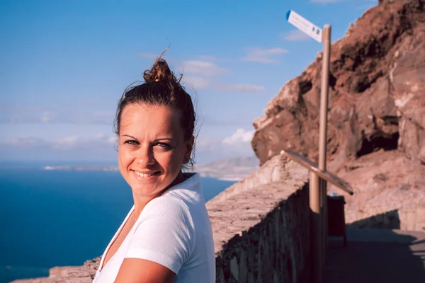 西班牙加那利群岛大加那利群岛海洋和火山悬崖景观游客 — 图库照片