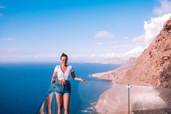 Turista Punto Vista Verso Oceano Scogliere Vulcaniche Gran Canaria Isole — Foto Stock