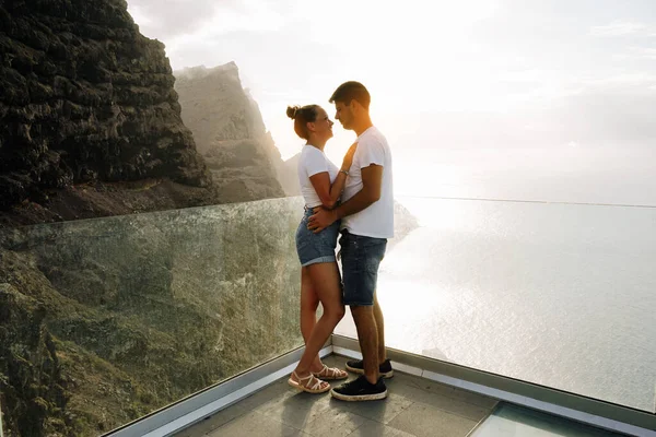 Молода Пара Дивиться Вулканічні Скелі Океан Гран Канарії Канарські Острови — стокове фото