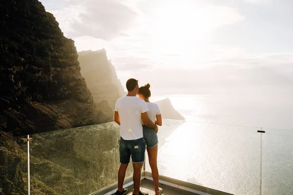 火山の崖とグラン カナリア諸島 カナリア諸島 スペインの海に対する視点で若いカップル — ストック写真