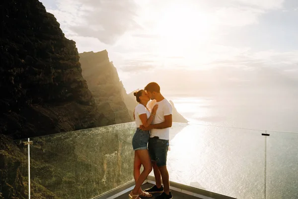 Jeune Couple Sur Point Vue Contre Les Falaises Volcaniques Océan — Photo