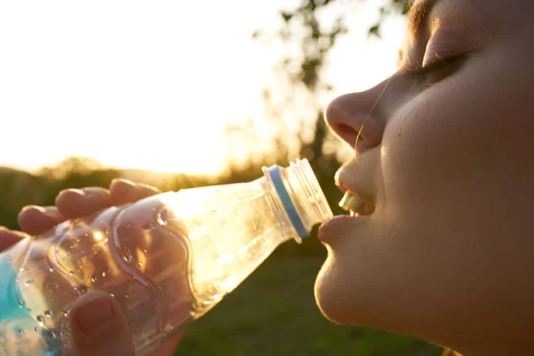 Kvinna Utomhus Dricksvatten Från Flaska — Stockfoto