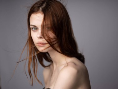 Güzel, kızıl saçlı, izole bir arka planda poz veren bir kadın. Yüksek kalite fotoğraf