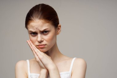 Hafif arka planda hoşnutsuz bir kadın. Yüksek kalite fotoğraf