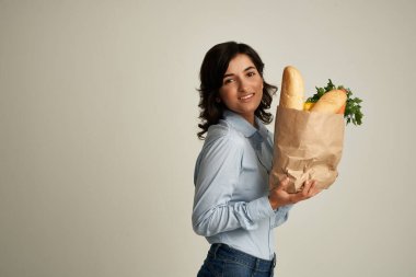 Kadın mavi gömlekleri market alışveriş yaşam tarzını paketler