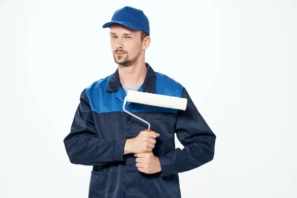 Homme en travail uniforme travaux de réparation de rouleaux de peinture — Photo