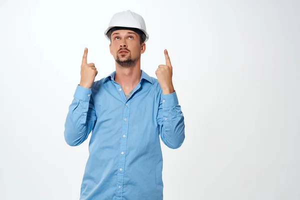 Werknemer in een witte helm bouw industrie lichte achtergrond — Stockfoto