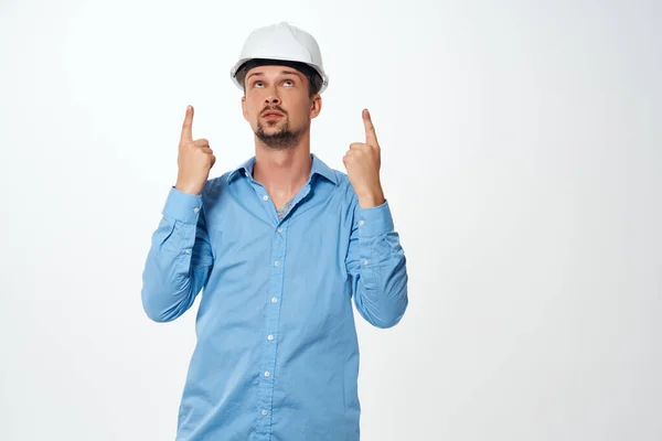 Trabalhador em um capacete branco indústria da construção luz de fundo — Fotografia de Stock