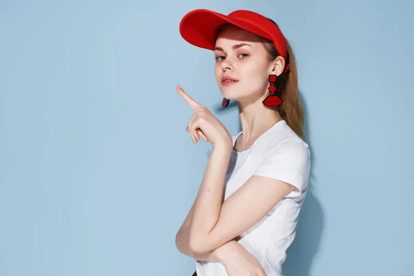 빨간 모자와 푸른 배경을 가진 매력적 인 여성 — 스톡 사진