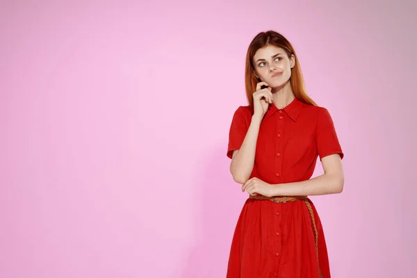 Mujer bonita en vestido rojo posando lujo de moda — Foto de Stock