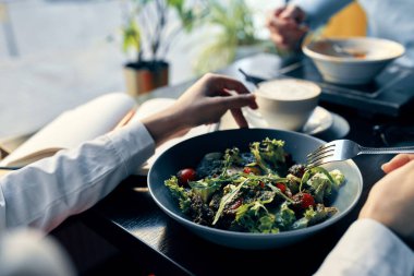 Restoranda bir tabak salata yakın plan öğle yemeği yaşam tarzı.