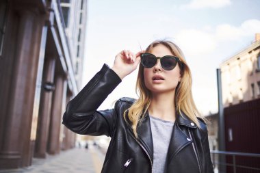 Güneş gözlüklü şık bir kadın.