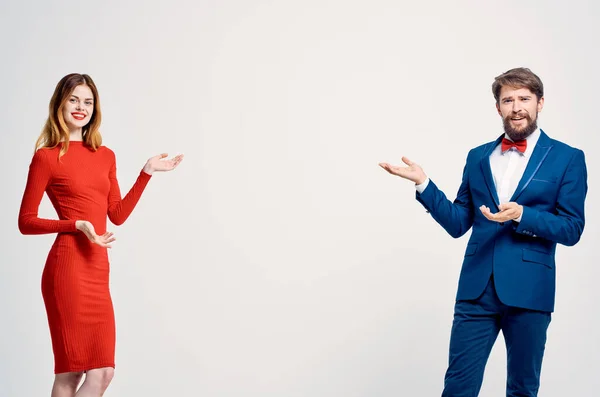 Мужчина в костюме рядом с женщиной в красном платье моды Студия — стоковое фото