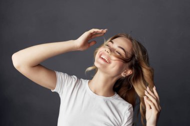 Güzel bir kadın. Küçük bir köpek eğlencesi. Stüdyo karanlık arka plan.