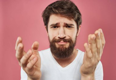 Beyaz tişörtlü duygusal adam el hareketleriyle 