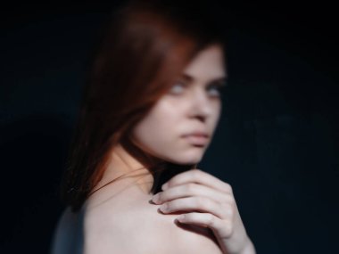 Stüdyoda poz veren güzel bir kadın. Yüksek kalite fotoğraf