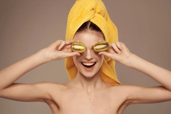 Wanita cantik bahu telanjang kiwi kulit bersih di tangan dipotong pandangan — Stok Foto