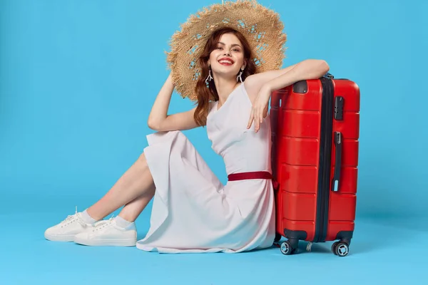Hübsche Frau Mit Hut Und Rotem Koffer Auf Blauem Hintergrund — Stockfoto