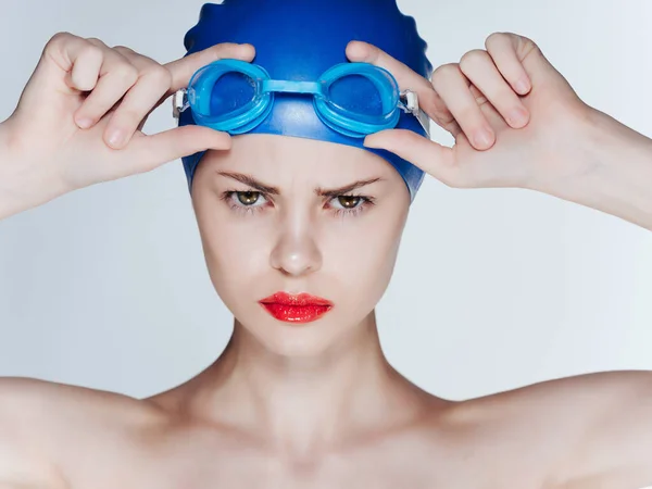 戴着一顶独立背景的泳帽的女运动员 高质量的照片 — 图库照片