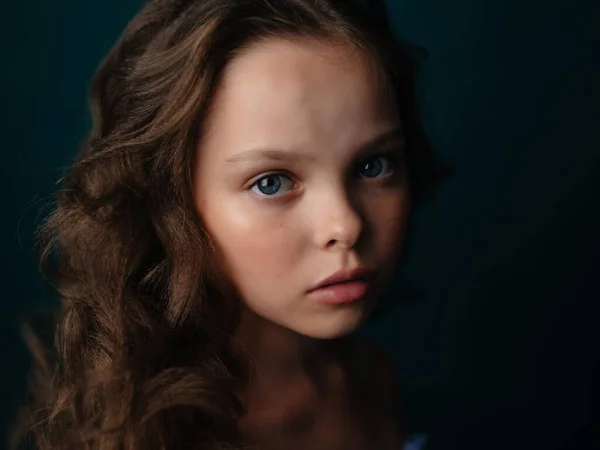 Malá dívka tvář detailní make-up studio pózování — Stock fotografie