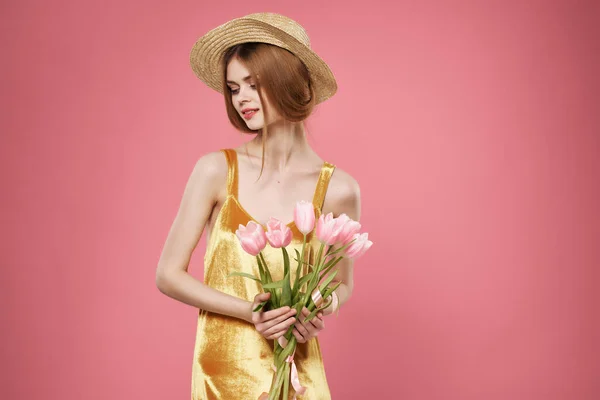 一个女人手里拿着一束粉红色的花 — 图库照片