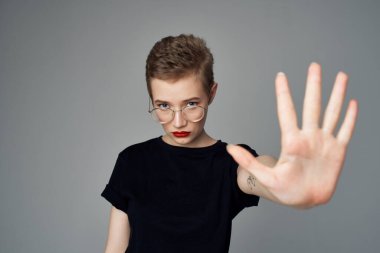 Siyah tişörtlü güzel kadın modern moda kırpılmış manzara