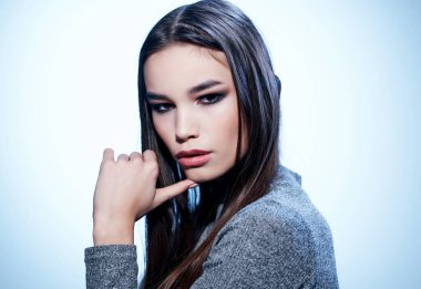 Kırpılmış manzaralı güzel bir esmer. Yüksek kalite fotoğraf