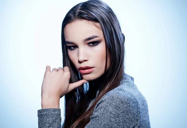 Kırpılmış manzaralı güzel bir esmer. Yüksek kalite fotoğraf