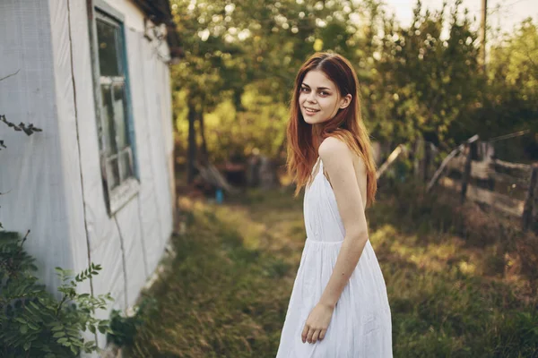 Doğada hayat tarzıyla yürüyen bir kadın. Yüksek kalite fotoğraf