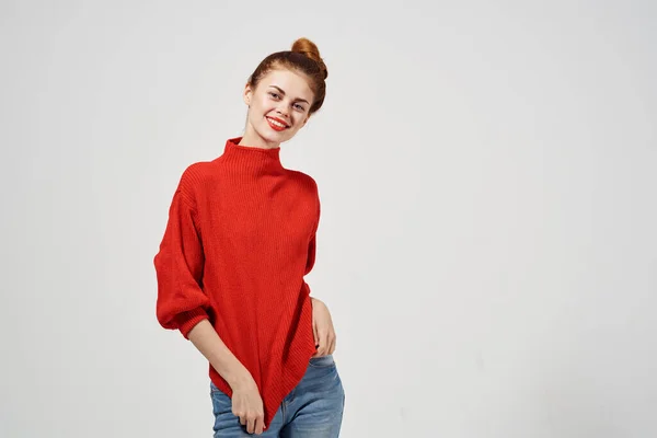 Bonita Mujer Con Labios Rojos Posando Sobre Fondo Aislado Foto — Foto de Stock