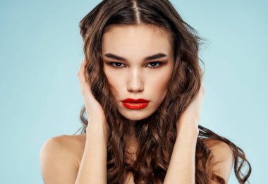 Esmer yalnız arkaplanda poz veriyor 