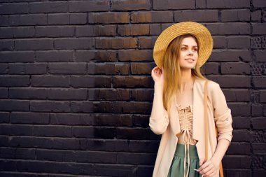 Sokakta poz veren güzel bir kadın