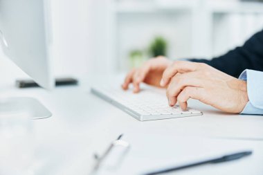 Masaüstü bilgisayar klavyesi yazma belgeleri ofisi