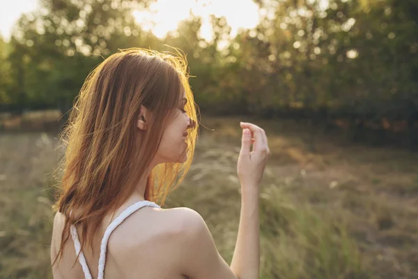 Sahada Yürüyen Güzel Bir Kadın Yüksek Kalite Fotoğraf — Stok fotoğraf