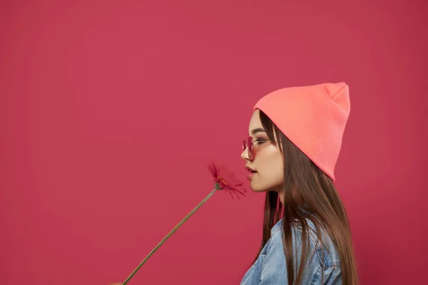 Pembe Arka Planda Çiçekli Güneş Gözlüğü Takan Bir Kadın Yüksek — Stok fotoğraf