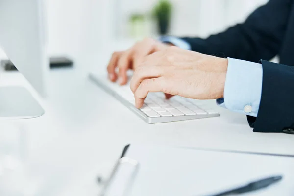 Computador desktop teclado digitando documentos escritório — Fotografia de Stock