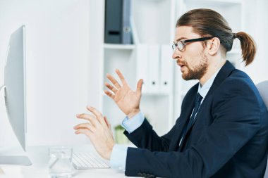 Ofiste çalışan bir iş adamı. Yüksek kalite fotoğraf