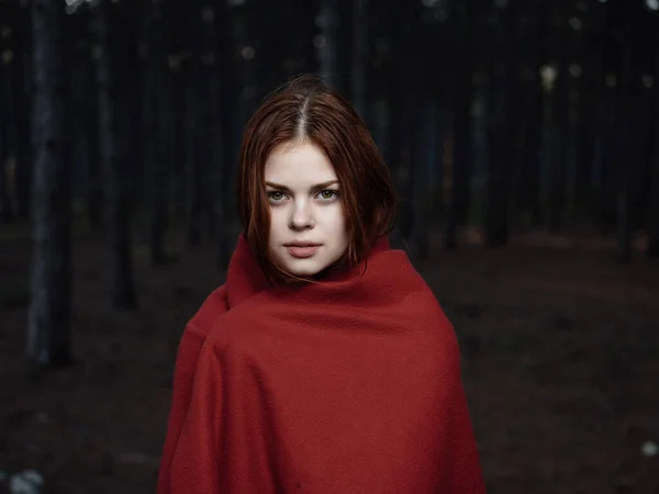 在森林里摆着红色格子花的女人 高质量的照片 — 图库照片