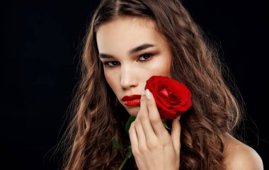 Çıplak omuzlu, parlak makyajlı, romantik, karanlık bir geçmişi olan bir kadın.